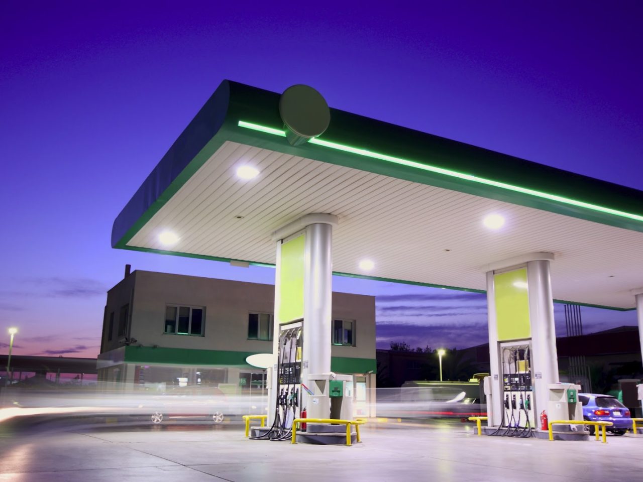 ‘Verplichte oplaadpaal bij tankstation heeft geen zin’ ...