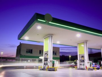 ‘Verplichte oplaadpaal bij tankstation heeft geen zin’ ...