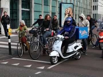Utrechtse bezorgdiensten op elektrische scooter ...