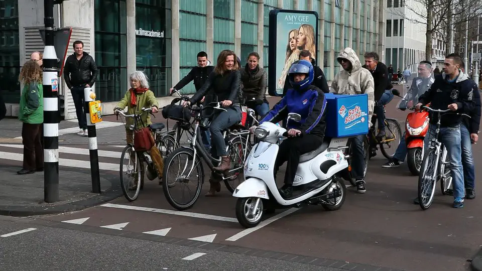 Utrechtse bezorgdiensten op elektrische scooter ...