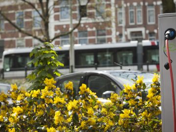 Openbaar opladen elektrische auto verspreid zich door Nederland ...