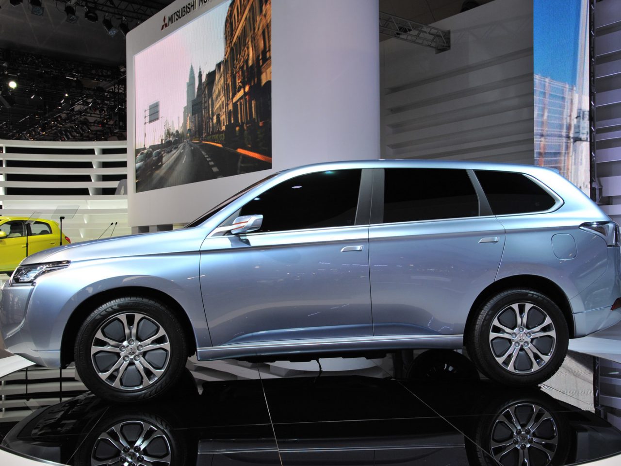 Lolo oplaadpaal bij Mitsubishi Outlander Plug-in-Hybride EV ...