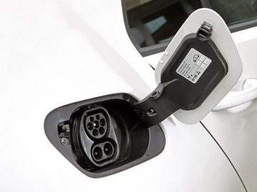 Peugeot verslaat BMW en Tesla; EV-kopers in staking ...