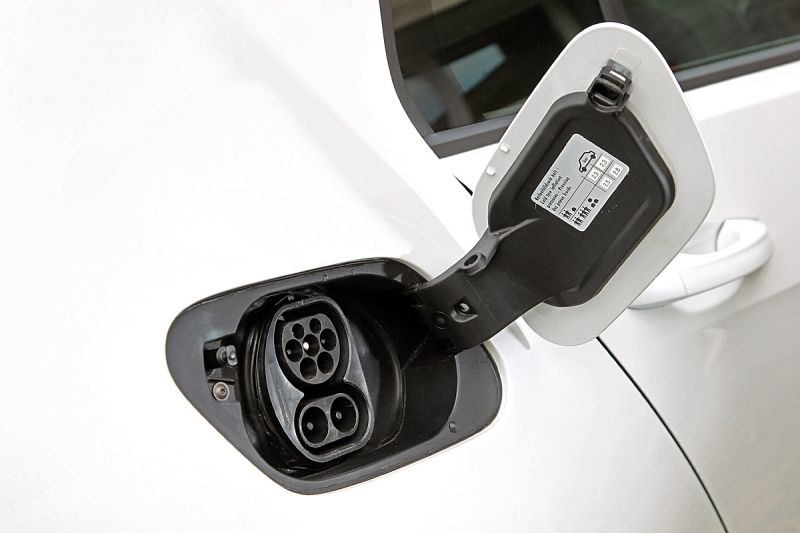 Peugeot verslaat BMW en Tesla; EV-kopers in staking ...