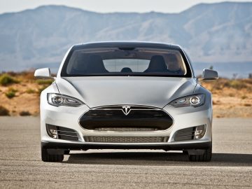 Rotterdamse ambtenaar in Tesla Model S ...