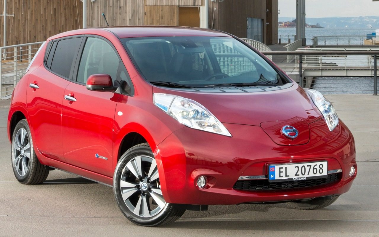 Nissan Leaf vs Nissan Leaf: houden we de blauwe, of gaan we voor de nieuwe rode? ...