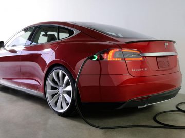 10.000 dollar verdienen? Hack een Tesla ...