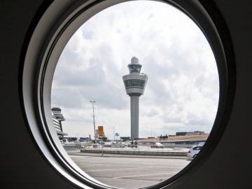 Corendon rijdt met elektrische Renault Kangoo Z.E. op Schiphol ...
