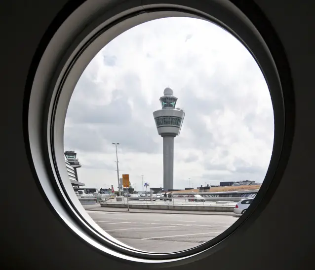 Corendon rijdt met elektrische Renault Kangoo Z.E. op Schiphol ...