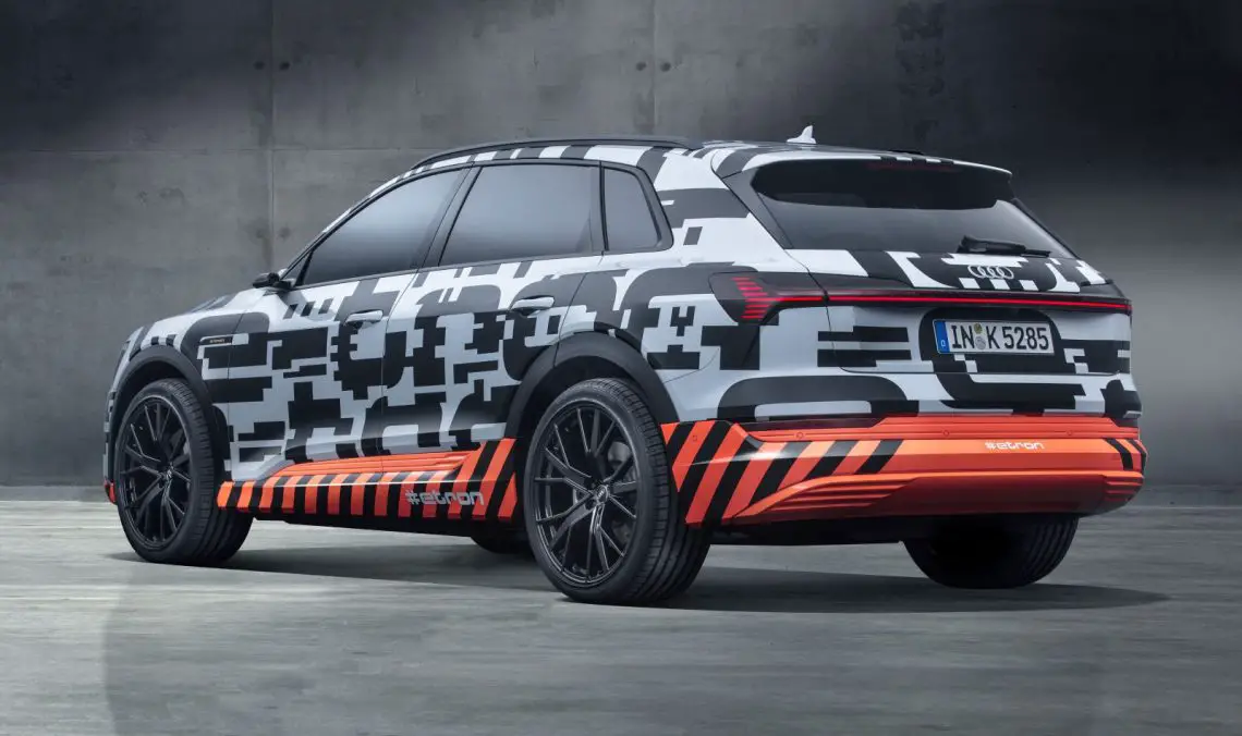 Audi e-tron achter