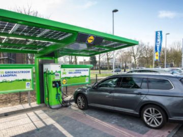 Snelladen elektrische auto kost bij Lidl € 0 ...