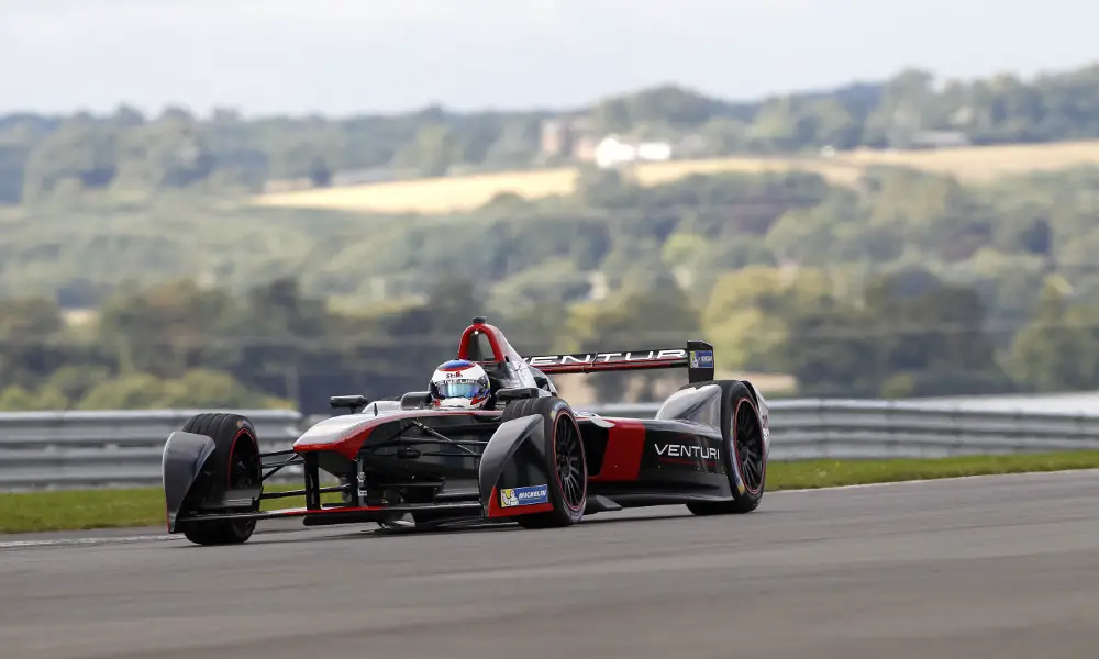 Formula E-bolides laden draadloos op ...