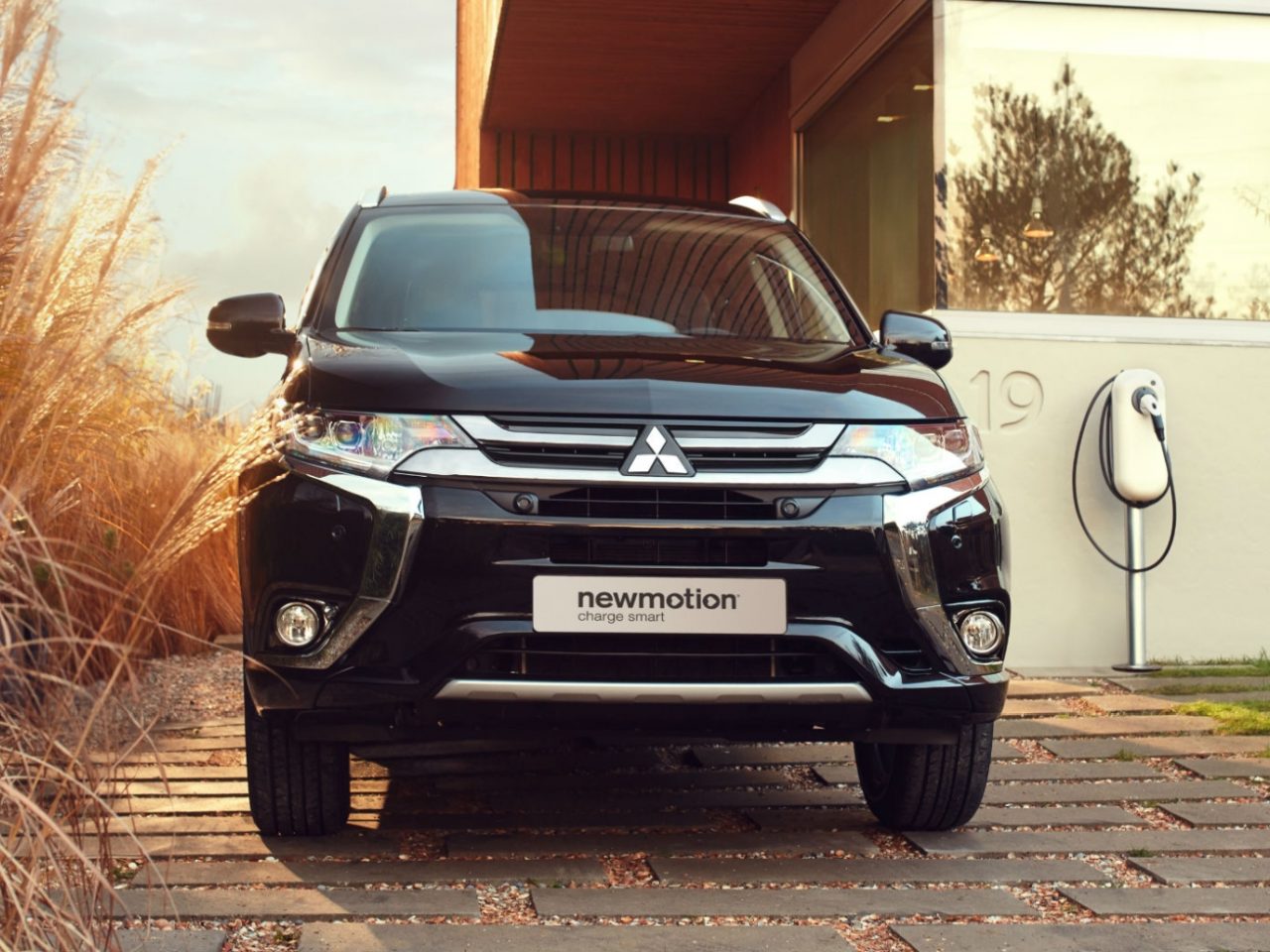 Outlander PHEV The New Motion