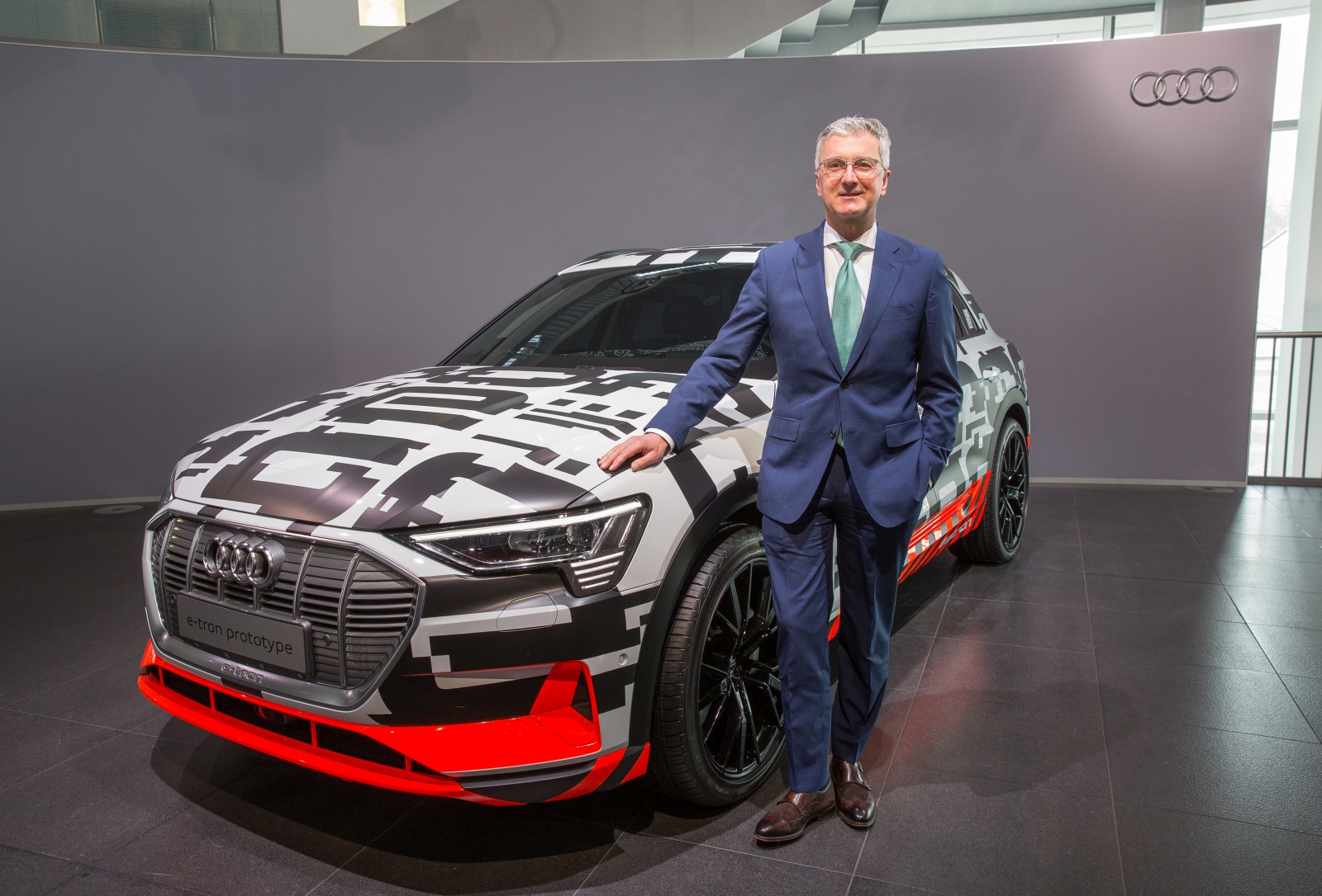 Rupert Stadler (Chairman of the Board of Management of AUDI AG) met de Audi e-tron prototype.