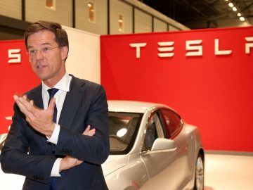 Mark Rutte blij met Tesla ...