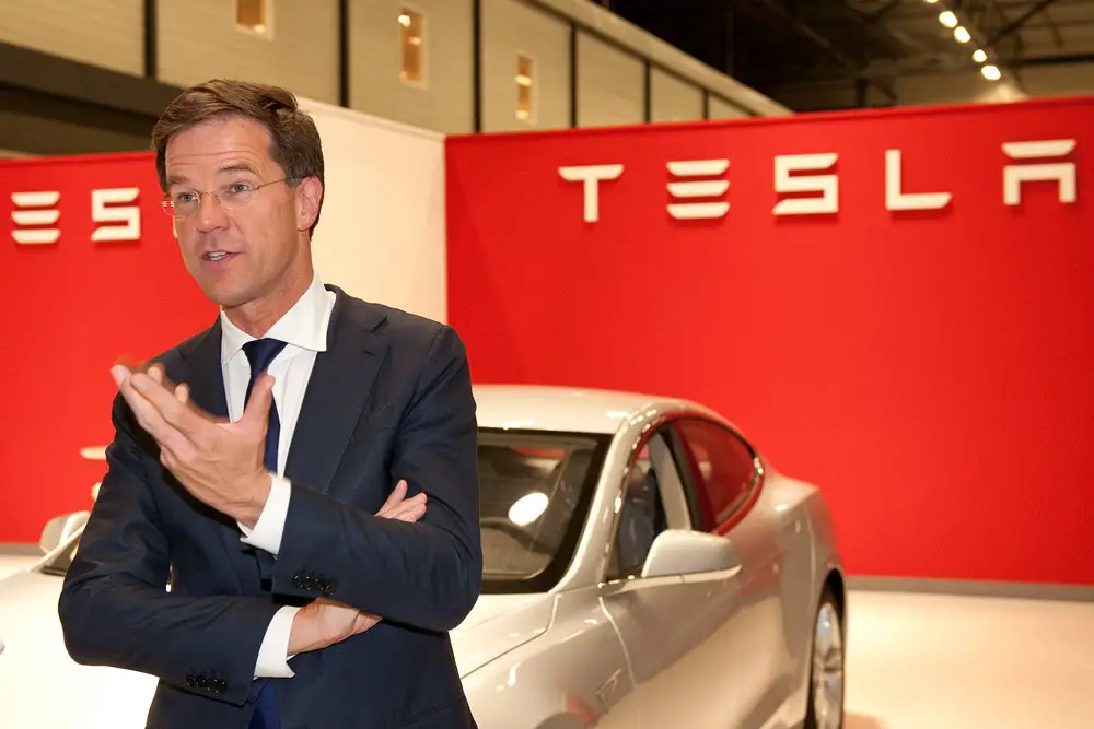 Mark Rutte blij met Tesla ...