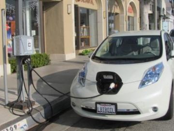 60 seconden met: Jan Laan en zijn elektrische verhuiswagen ...