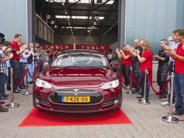 Tesla-fabriek in Tilburg officieel geopend ...