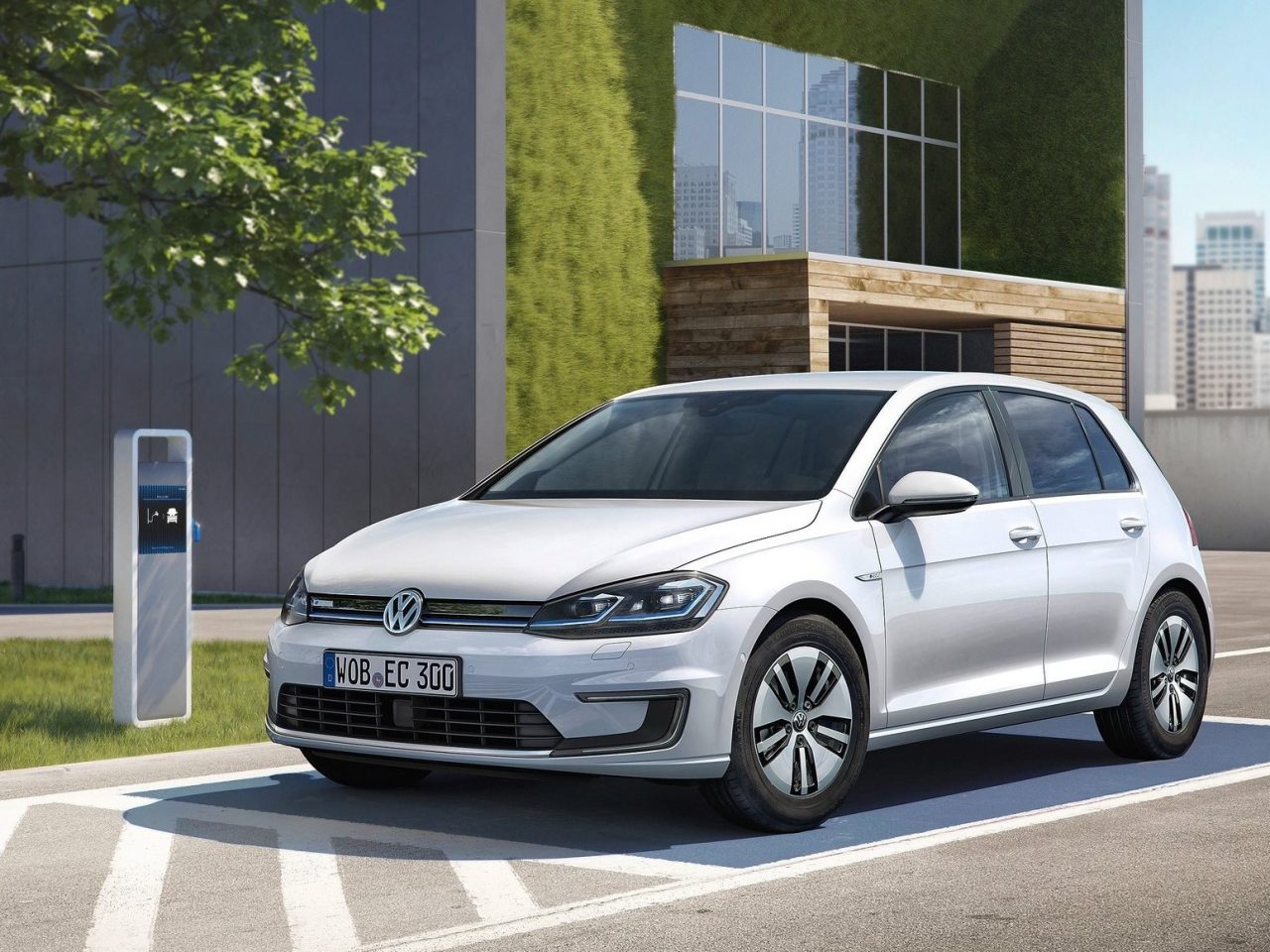 Vernieuwde e-Golf oogt strakker en rijdt verder ...