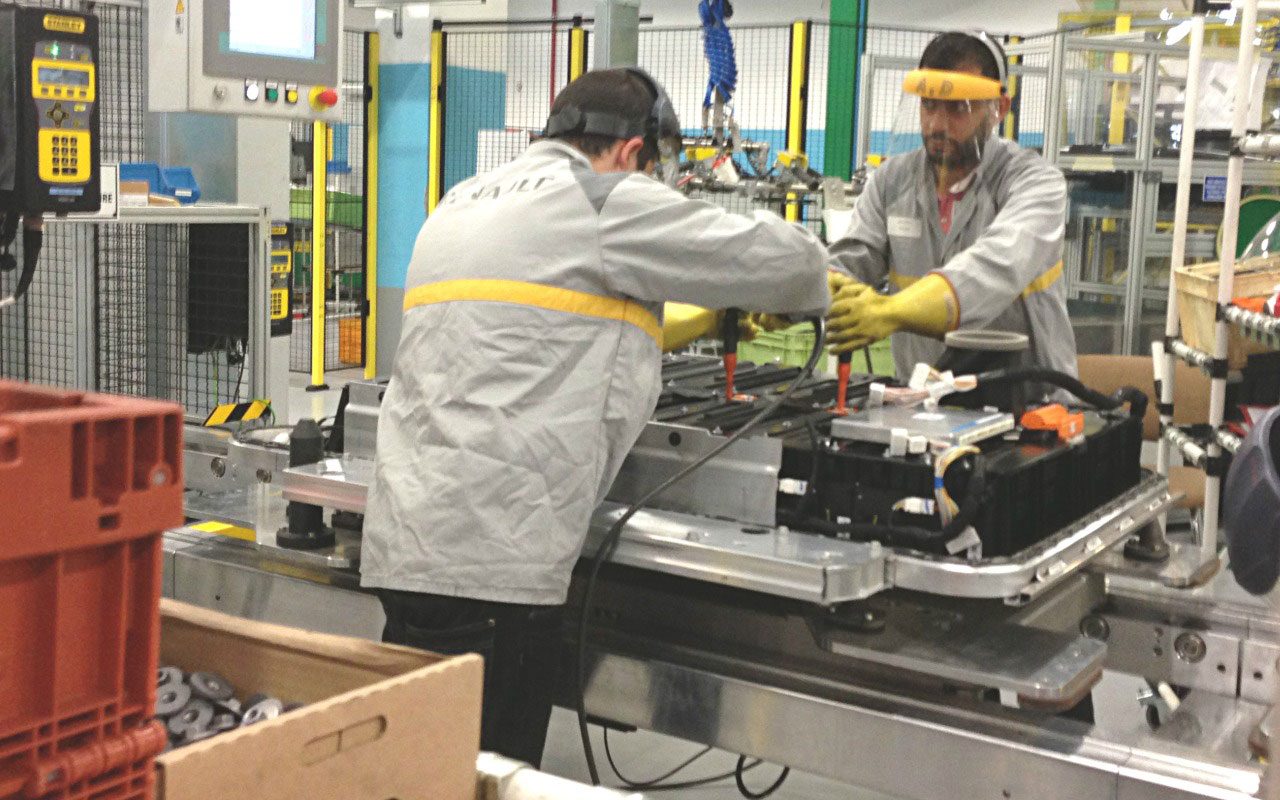 Gluren achter de deuren van een EV-fabriek ...