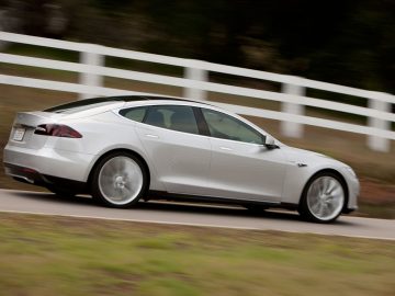 Tesla Model S v.s. Mercedes AMG ...