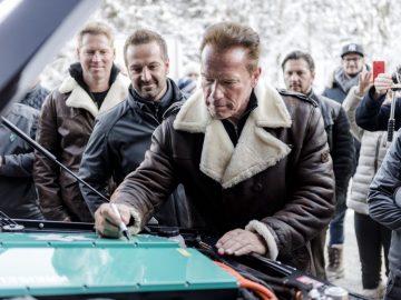 Arnold Schwarzenegger bij Kreisel Electrics