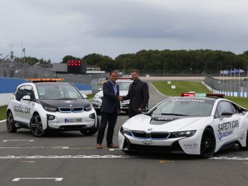 Deze BMW i8 is binnen een uur draadloos opgeladen ...