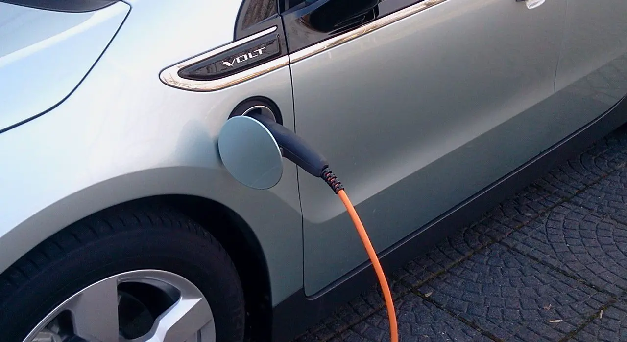 MRA-E plaatst 1.200 extra laadpunten ...