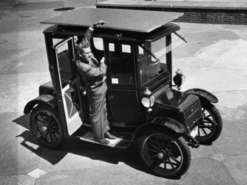 Video: dit was de eerste auto op zonne-energie ...