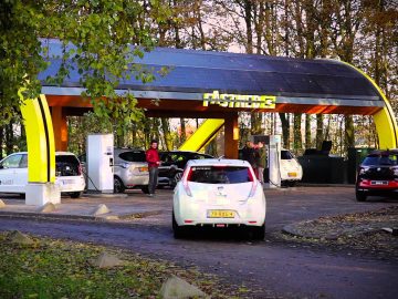 Wiebes belooft extra fiscale prikkels voor elektrische auto’s ...