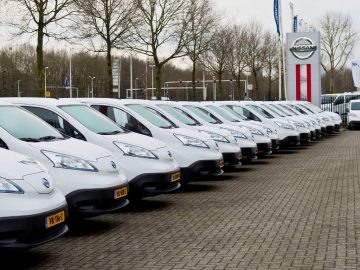 Nissan overhandigt dertig e-NV200’s aan Tilburgse ondernemers ...
