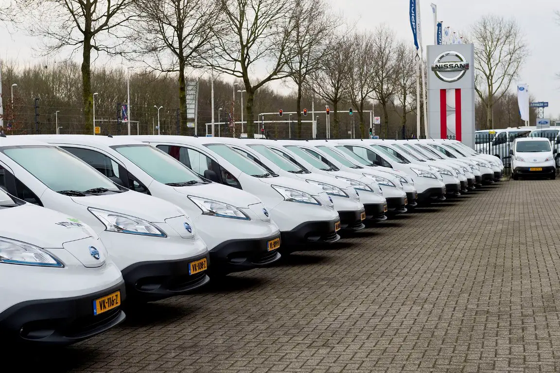 Nissan overhandigt dertig e-NV200’s aan Tilburgse ondernemers ...