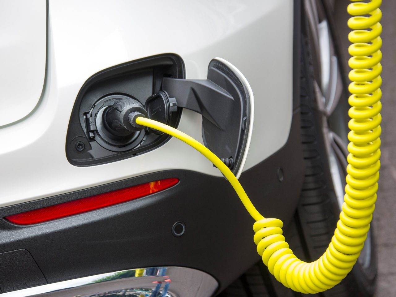 ‘Overheid moet elektrisch rijden voor particulieren stimuleren’ ...