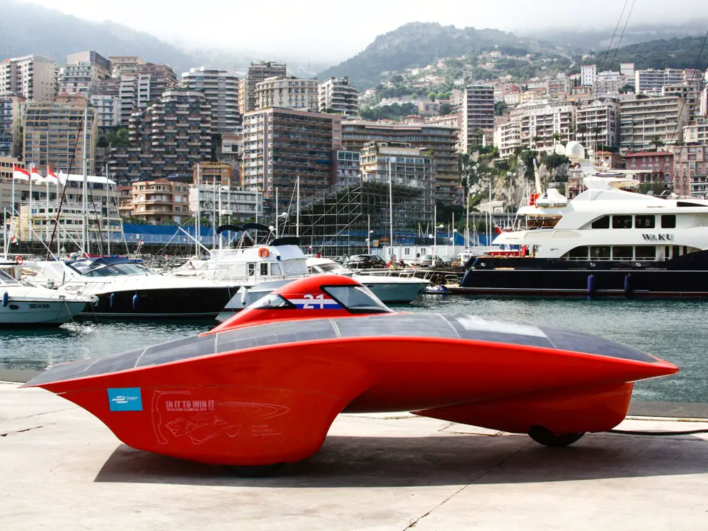 Uniek koopje:  Rode zonneauto uit 2011 ...