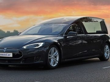 Tesla Model S omgetoverd in begrafenisauto ...