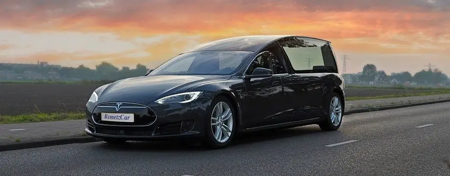 Tesla Model S omgetoverd in begrafenisauto ...