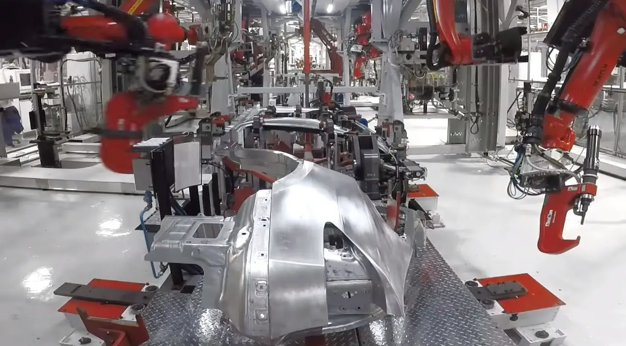 Korte pauze: Symphony of robots building Model X ...