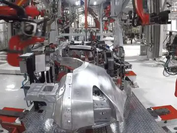 Korte pauze: Symphony of robots building Model X ...