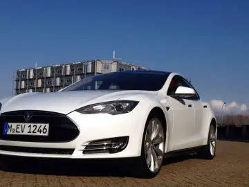 Echte elektrische Gran Turismo: Tesla Model S ...
