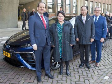 Eerste Toyota Mirai in Nederland voor staatssecretaris Sharon Dijksma ...