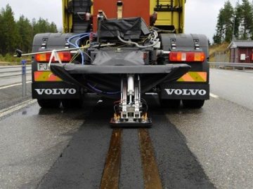 Volvo test weg die elektrische auto’s draadloos kan opladen ...