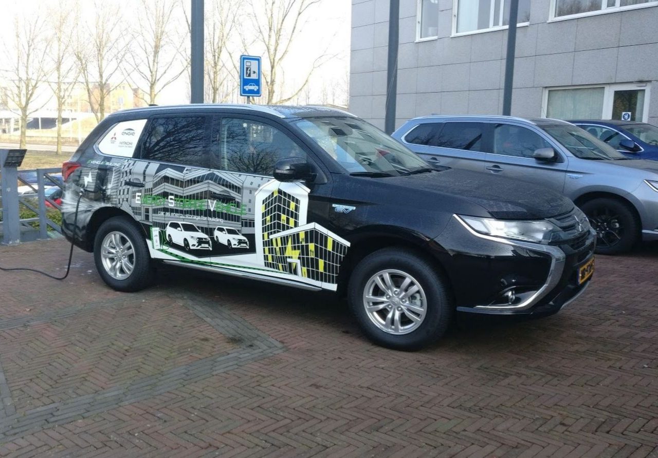 Primeur: Mitsubishi Outlander PHEV levert stroom aan kantoorpand ...