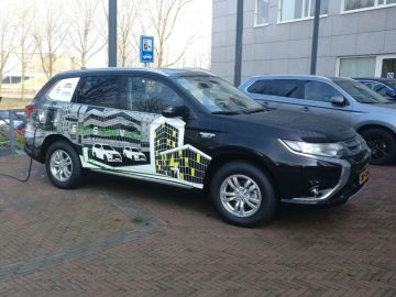 Primeur: Mitsubishi Outlander PHEV levert stroom aan kantoorpand ...