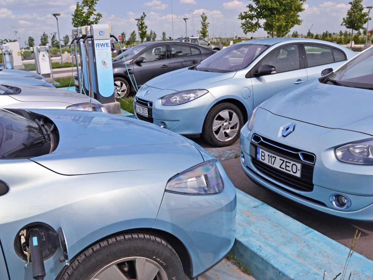 Auto's aan de laadpaal