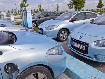 Auto's aan de laadpaal