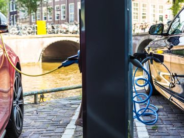 Elektrische auto's aan de laadpaal in Amsterdam