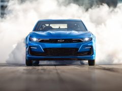 The eCOPO Camaro Concept offers an electrified vision of drag racing, with an electric motor and GM’s first 800-volt battery pack replacing the gas engine, enabling 9-second quarter-mile times.