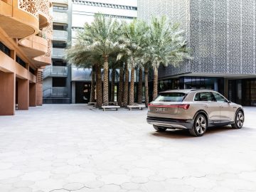 Reportage: Masdar City, de stad van de toekomst? - Per Audi e-tron naar Masdar City
