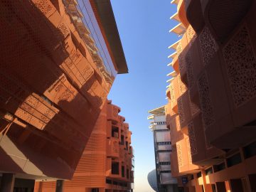 Reportage: Masdar City, de stad van de toekomst? - Per Audi e-tron naar Masdar City