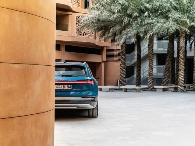 Reportage: Masdar City, de stad van de toekomst? - Per Audi e-tron naar Masdar City